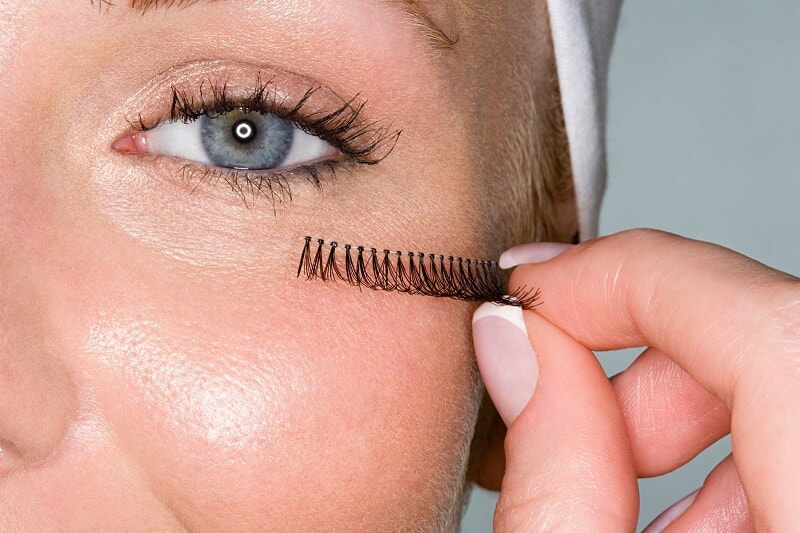 The Best 5 Lash Extension Glues To Try in 2022!